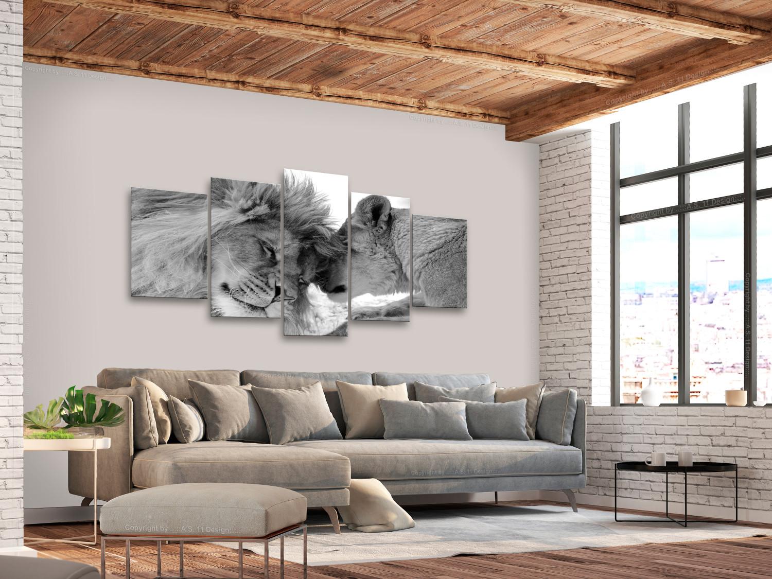 Cuadro moderno Amor leonino (5-pieza) ancho - pareja de leones en blanco y negro