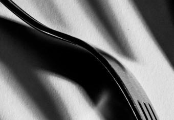 Cartel Cuatro tenedores: composición en blanco y negro con cubiertos retro