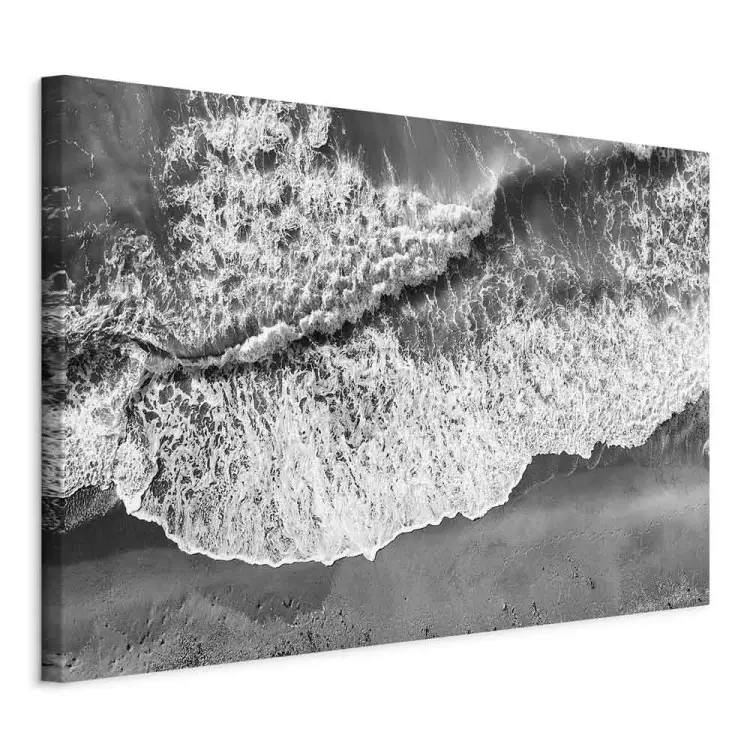 Orilla del océano - foto en blanco y negro de olas golpeando la playa