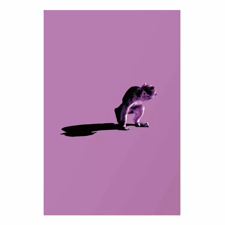 Poster Un pequeño mono, un animal mirando hacia abajo sobre un fondo rosa