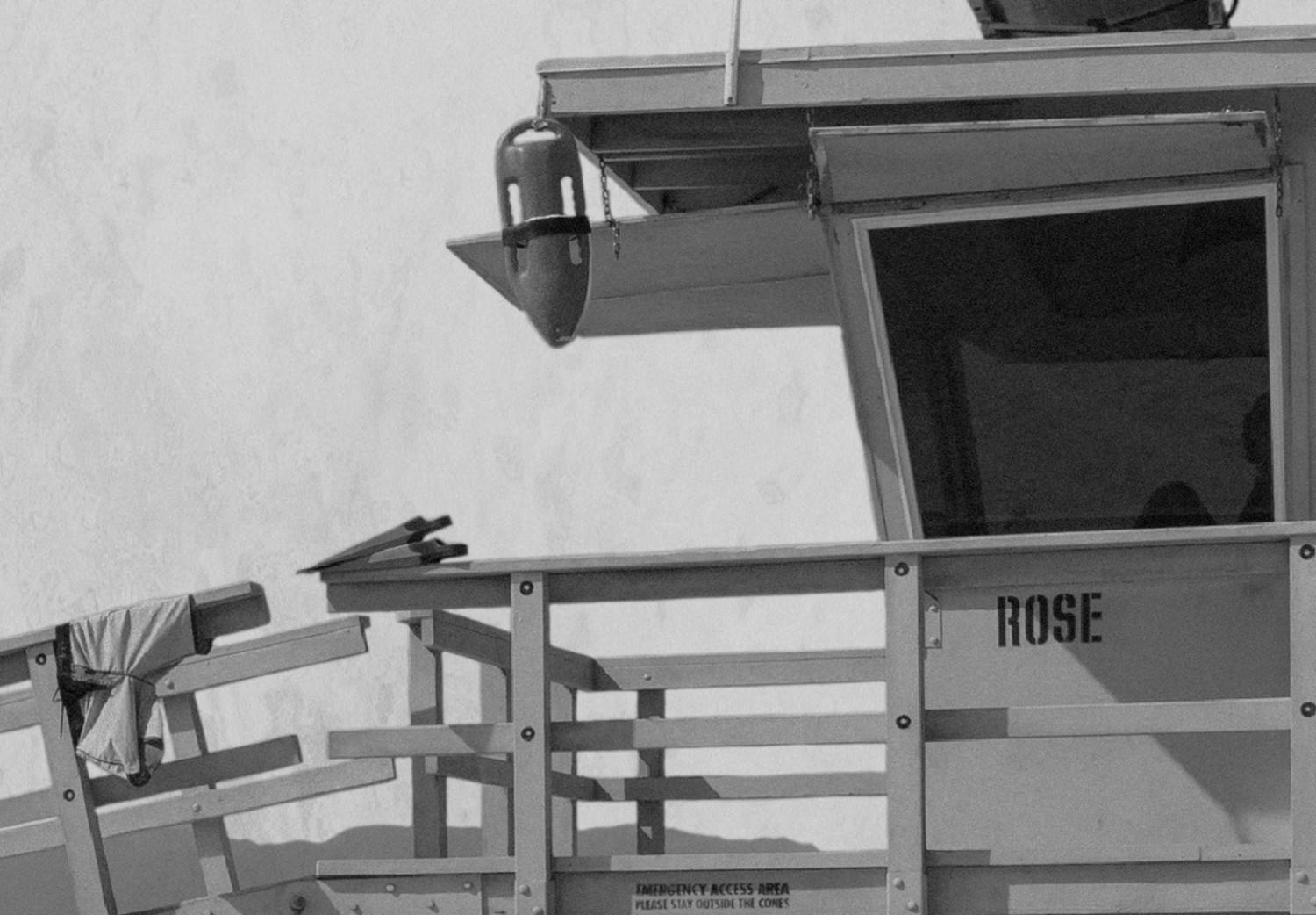 Cuadro moderno Seguridad - foto en blanco y negro de puesto de socorrista en la playa
