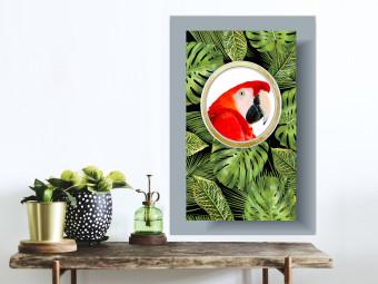 Poster Loro en la jungla - ave colorida entre hojas tropicales