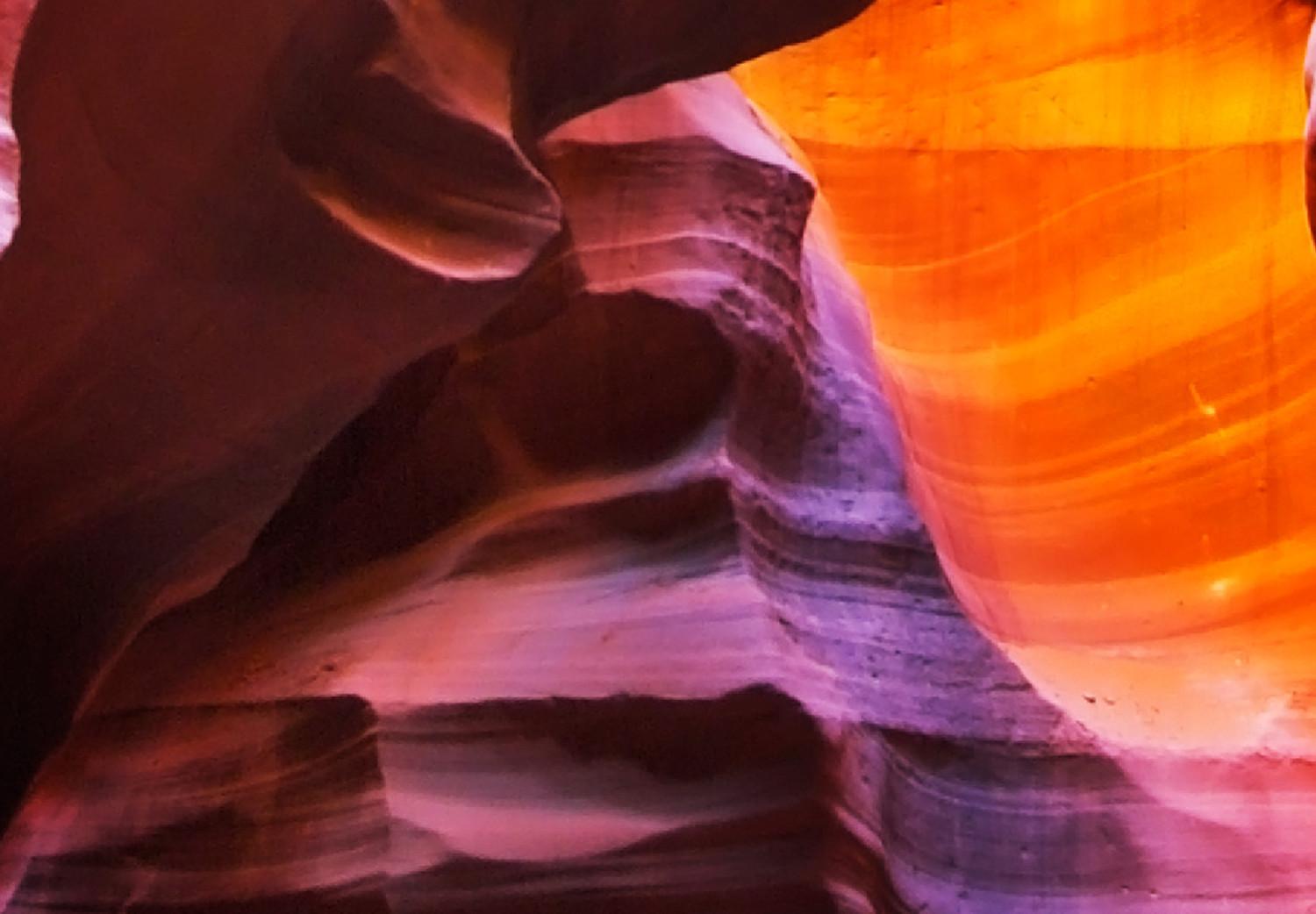 Cartel Antelope Canyon - un majestuoso paisaje natural entre altas piedras