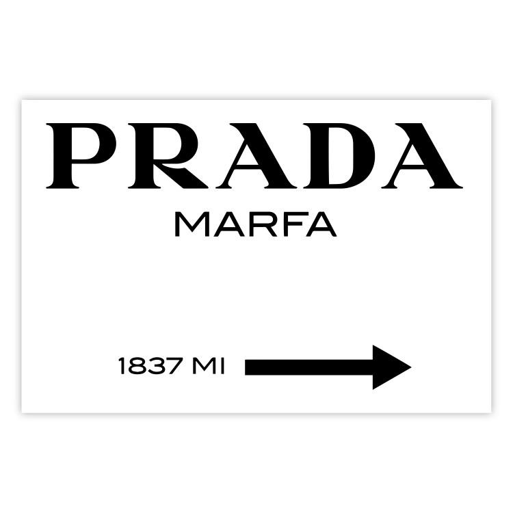 Prada Marfa - composición simple blanco y negro, textos, flecha