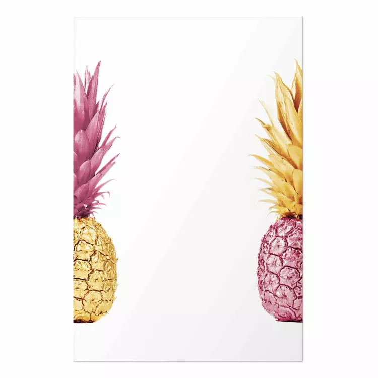 Opuestos: composición con frutas tropicales coloridas y fondo blanco