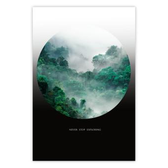 Poster Nunca dejes explorar: paisaje árboles niebla, inscripción blanca