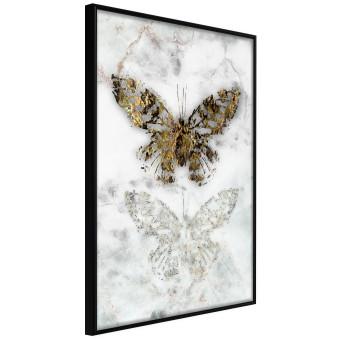 Mariposa inmortal - insecto dorado fondo mármol