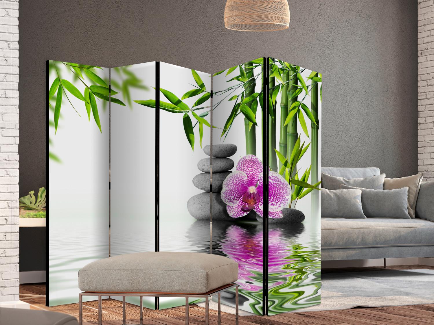 Biombo decorativo Jardín acuático II: piedras, flores rosas fondo bambú estilo Zen