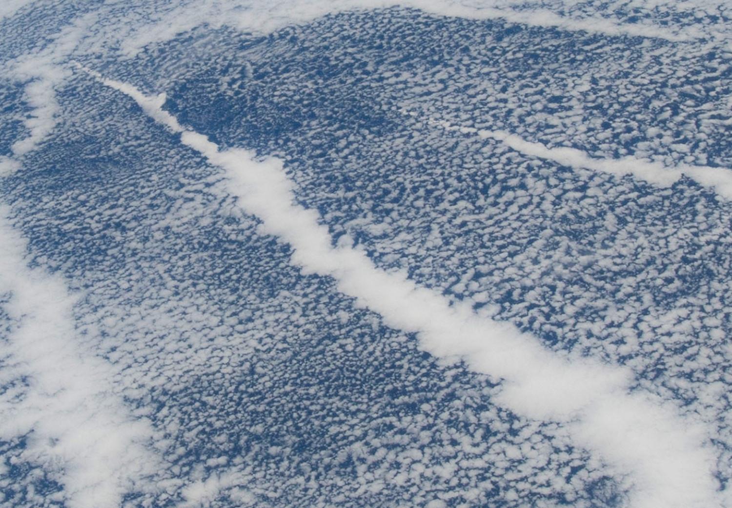 Cuadro decorativo Vuelo espacial - vista satelital de la Tierra y la banda de nubes