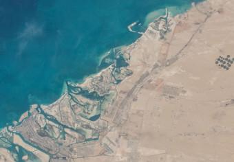 Cuadro decorativo Vista satelital de Dubái - fotografía con desierto y la ciudad árabe