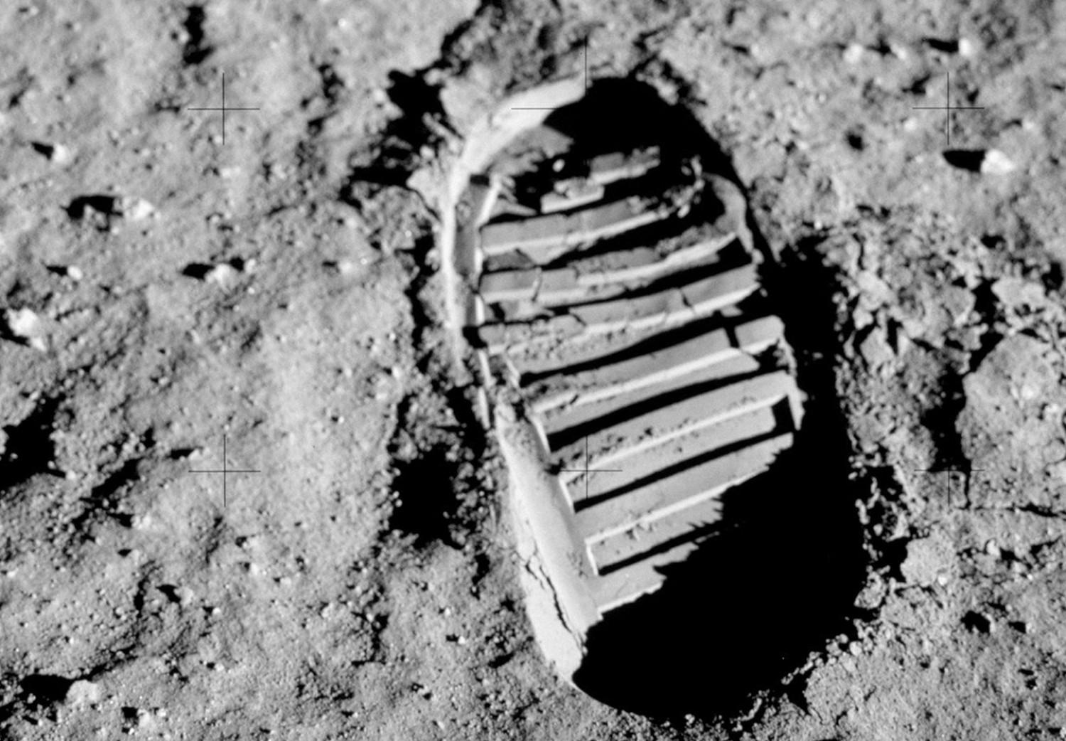 Cuadro moderno Huella de zapato en la luna - fotografía de luna con frase en inglés