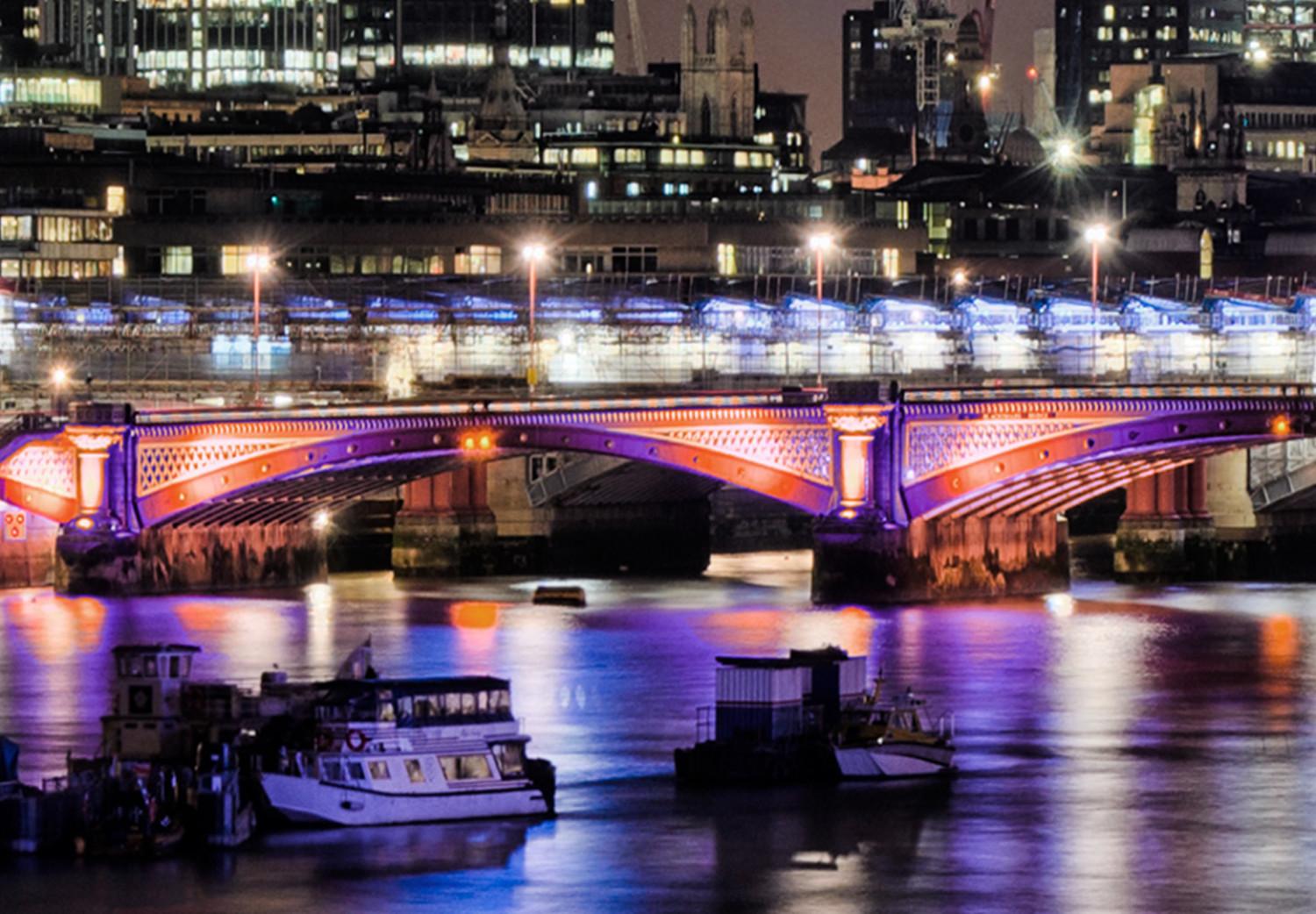 Cuadro decorativo Tríptico de Londres junto al río - la ciudad nocturna con un puente