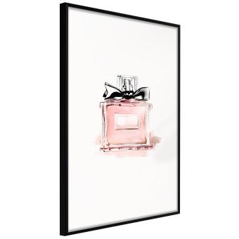 Perfume - frasco rosa con cinta negra en fondo ligeramente pastel