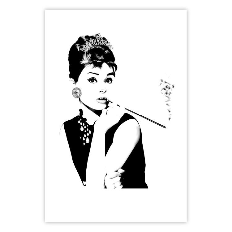 Audrey - retrato de mujer fumando en blanco y negro