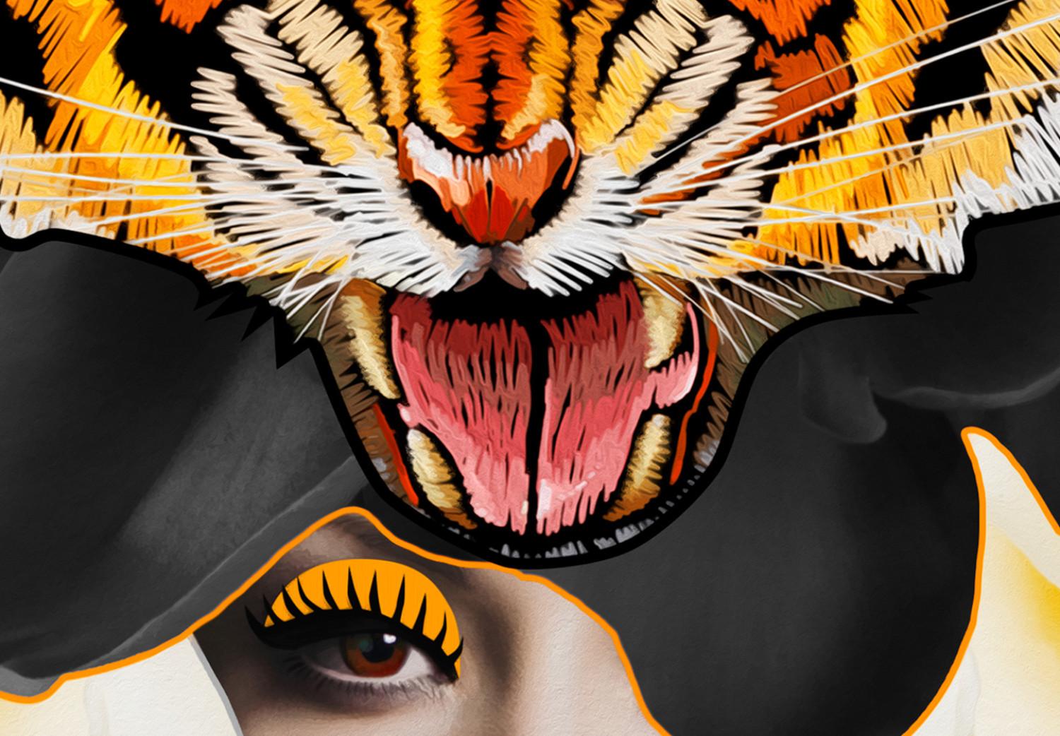 Póster Ojo de tigre - mujer abstracta con traje de tigre sobre fondo gris