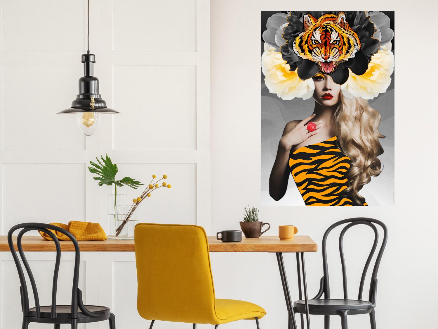 Póster Ojo de tigre - mujer abstracta con traje de tigre sobre fondo gris