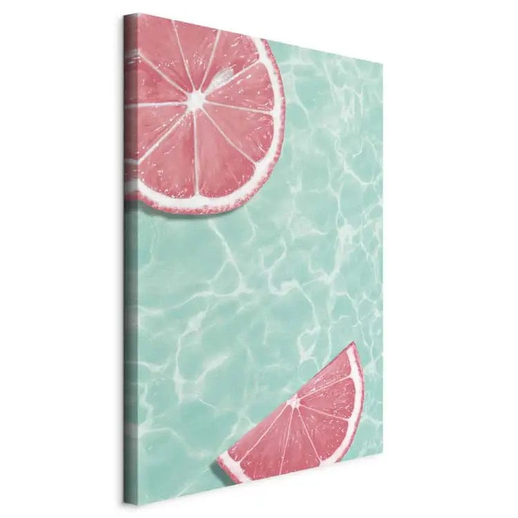 Rodajas de pomelo flotando en agua turquesa - abstracción de verano