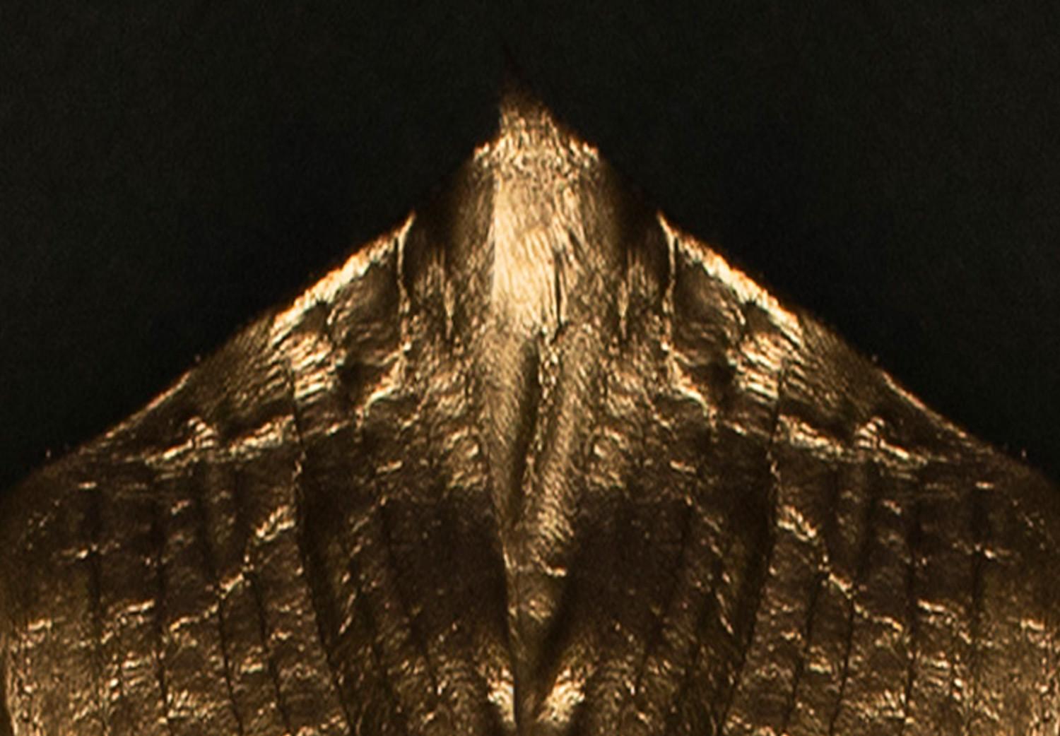 Cartel Oro del Faraón - figura abstracta dorada sobre fondo negro uniforme