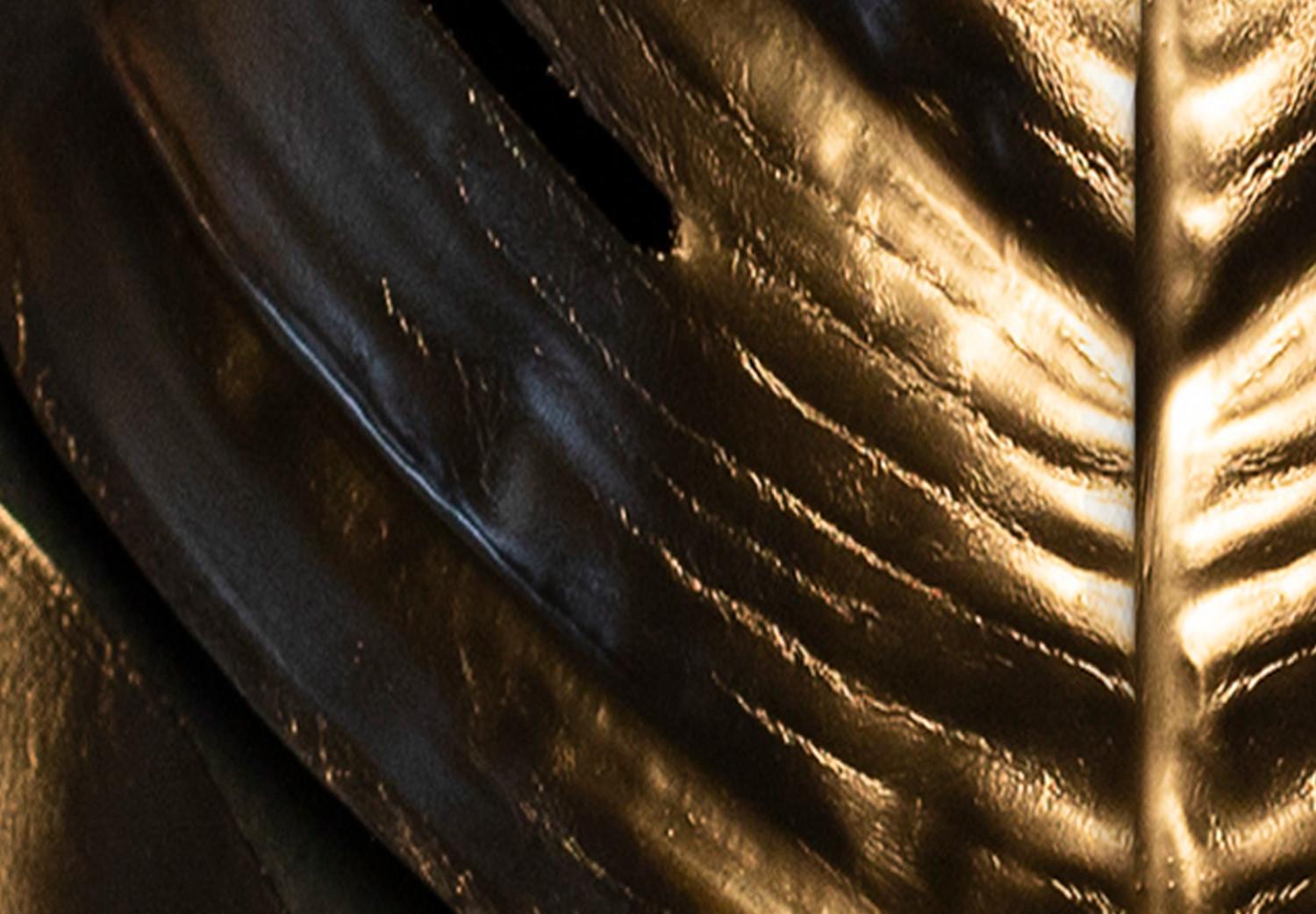 Cartel Oro del Faraón - figura abstracta dorada sobre fondo negro uniforme