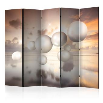 Biombo decorativo Morning Pearls II (5 partes) - Ilusión 3D con esferas blancas y agua
