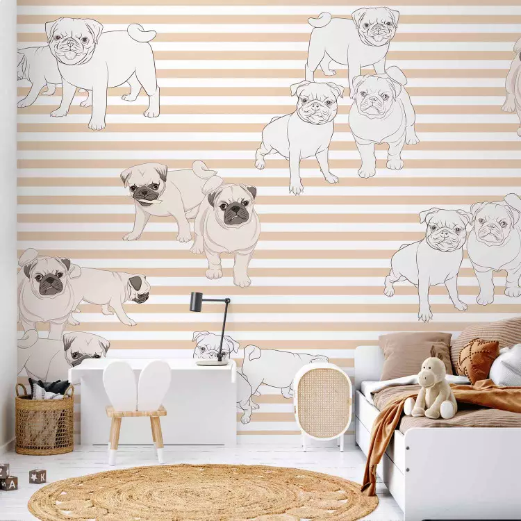 Fotomural Perros de la emperatriz - Cachorros tipo pug juguetones ilustrados sobre fondo de rayas naranjas y blancas, perfecto para la habitación de un niño