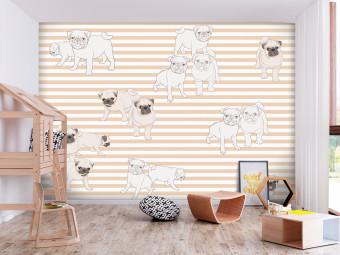 Fotomural Perros de la emperatriz - Cachorros tipo pug juguetones ilustrados sobre fondo de rayas naranjas y blancas, perfecto para la habitación de un niño