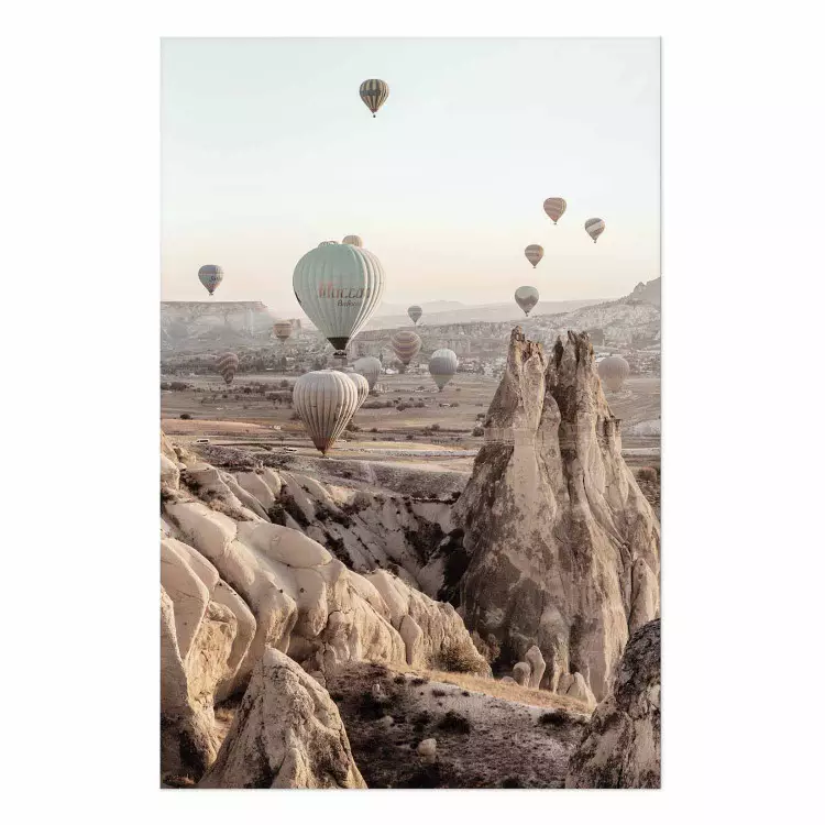 Poster Viaje encantado - paisaje con vista a picos rocosos y globos