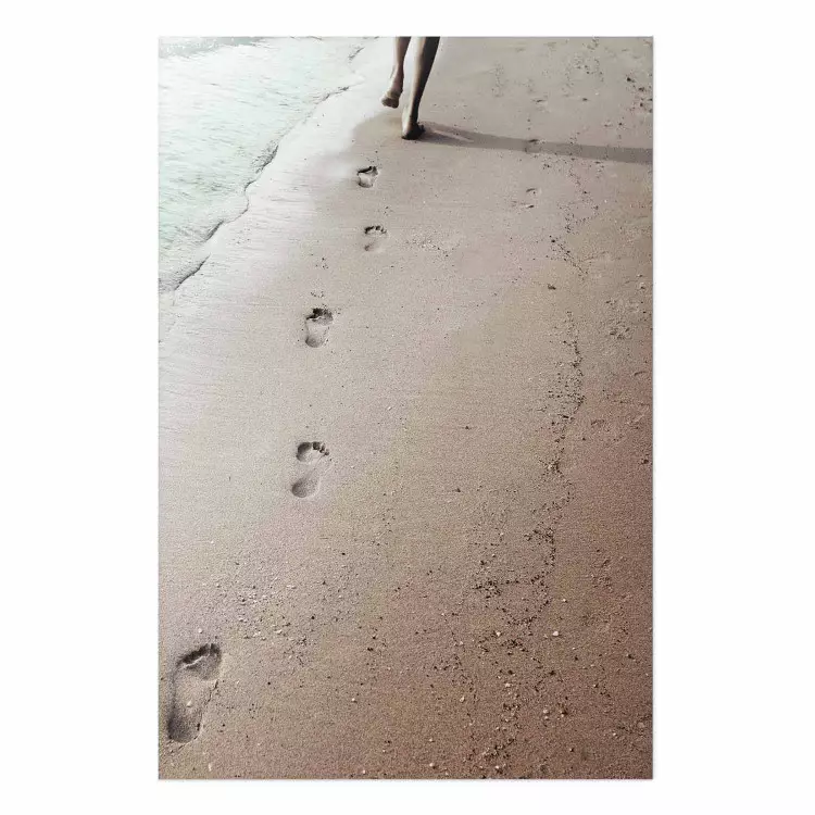 Poster Huella efímera - composición con mujer corriendo en una playa de arena