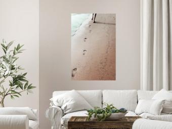 Poster Huella efímera - composición con mujer corriendo en una playa de arena