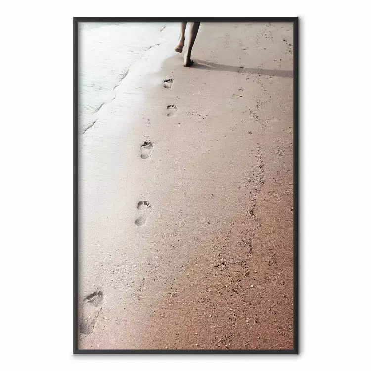 Huella efímera - composición con mujer corriendo en una playa de arena