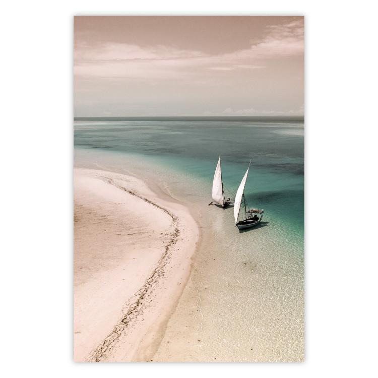 Costa romántica - paisaje de playa y velero en el mar azul