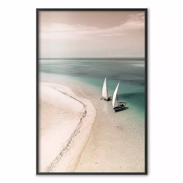 Costa romántica - paisaje de playa y velero en el mar azul