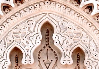 Póster Luz en baches - arquitectura beige de una columna decorada