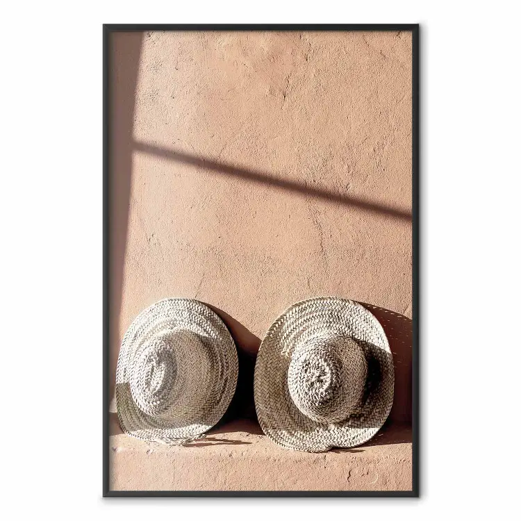 Pareja solar: dos sombreros bajo el sol de verano