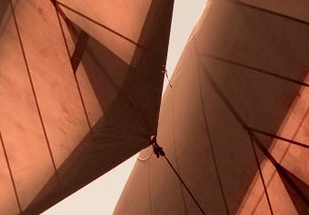 Poster Viento marino - paisaje de velero en tonos sepia y cielo