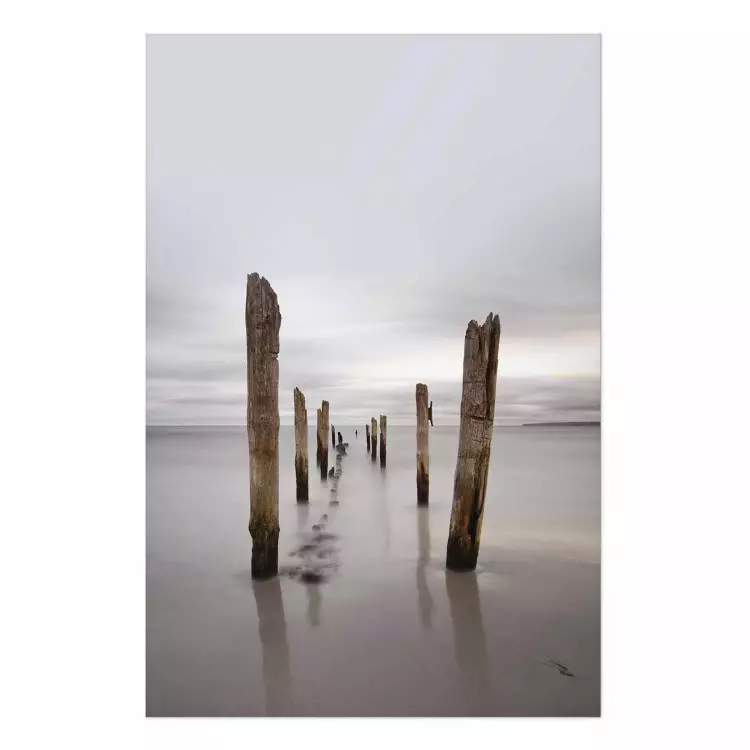 Calma aparente - paisaje marino con postes de madera