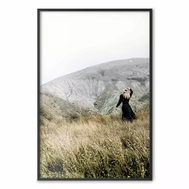 Perdida en la naturaleza - mujer en prado con montañas