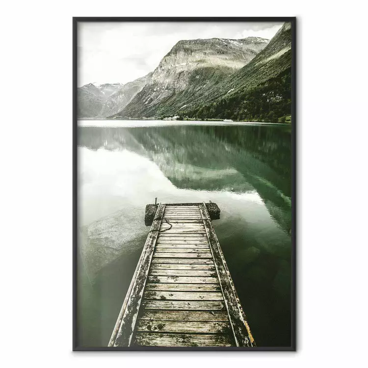 Silencio - lago con muelle de madera entre montañas y cielo