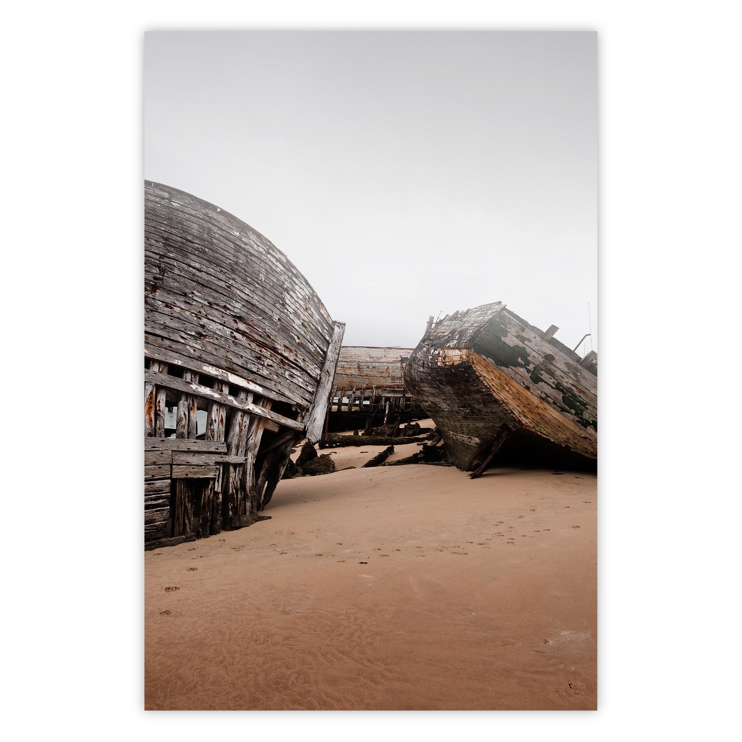 Cartel Barcos abandonados - barco de madera abandonado en playa