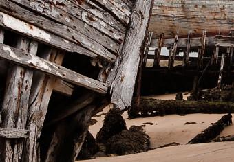 Cartel Barcos abandonados - barco de madera abandonado en playa