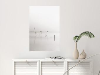 Poster Sendero brumoso - palos sobresaliendo del agua en fondo blanco