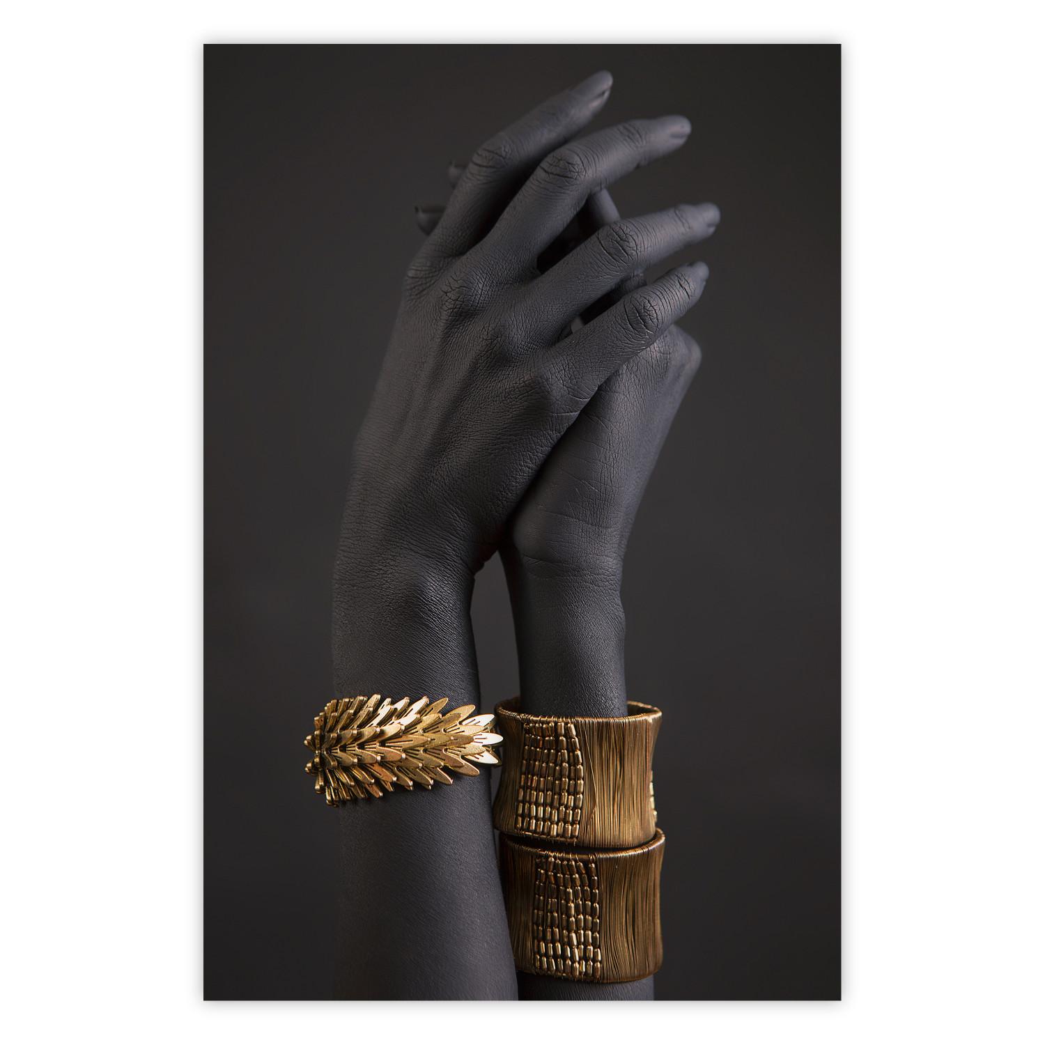 Cartel Dúo exótico - manos negras con adornos dorados sobre fondo oscuro