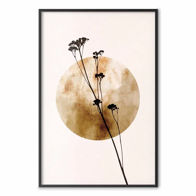 Figura vegetal - planta negra y gran círculo dorado sobre fondo claro