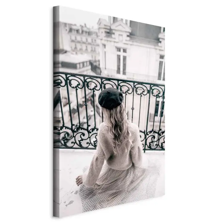 May Dream vertical - mujer en un balcón de París