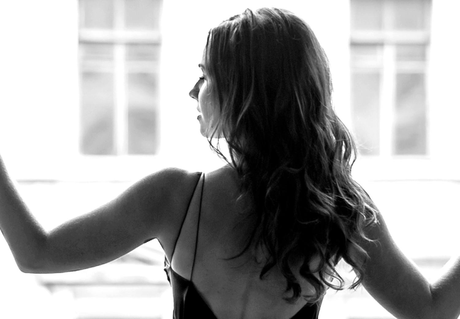 Cuadro Mujer en la ventana - foto en blanco y negro con la silueta de mujer