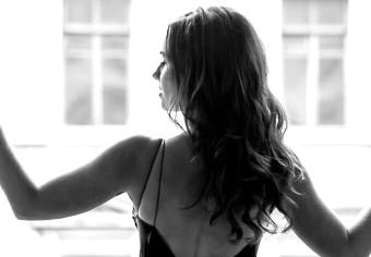 Cuadro Mujer en la ventana - foto en blanco y negro con la silueta de mujer