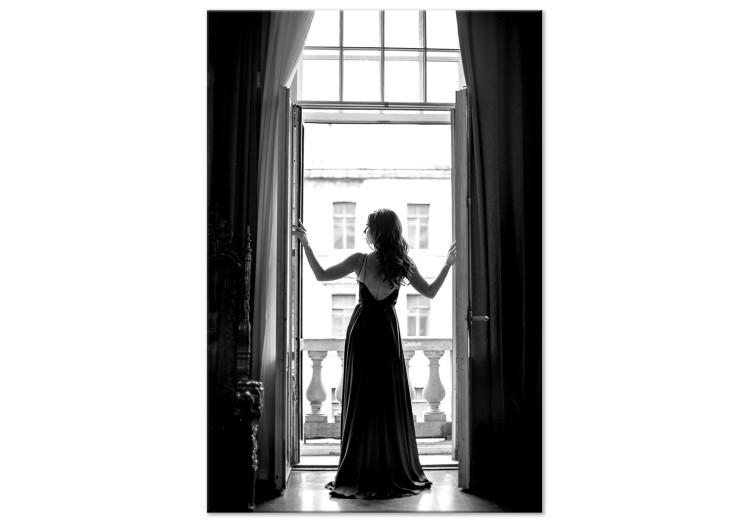 Mujer en la ventana - foto en blanco y negro con la silueta de mujer