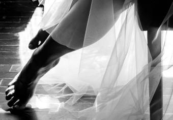 Cuadro decorativo Mujer y vestido de novia - foto en blanco y negro con mujer sentada