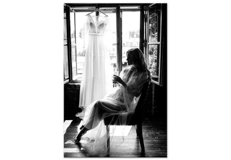 Mujer y vestido de novia - foto en blanco y negro con mujer sentada