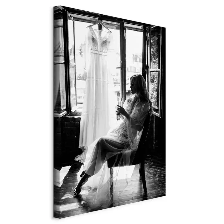 Mujer y vestido de novia - foto en blanco y negro con mujer sentada